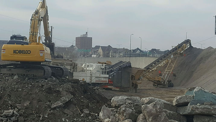 backhoe feeding metso crusher concrete