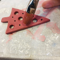 pintando adorno de cerámica