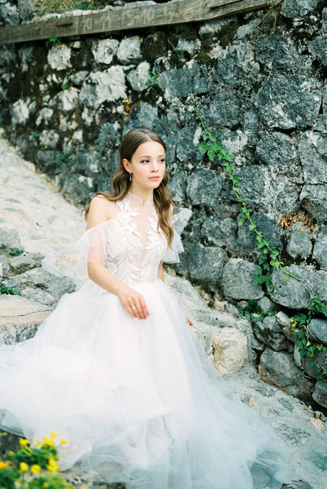 bride-in-a-white-dress-sits-on-the-stone-steps-nea-2022-08-31-16-47-54-utc.jpg
