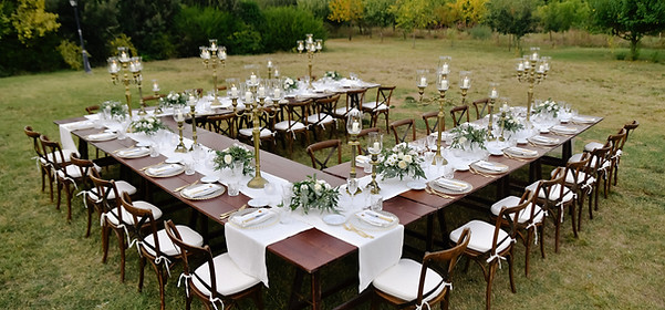top-view-decorated-with-minimal-floral-bouquets-wedding-celebration-table-with-chiavari-se