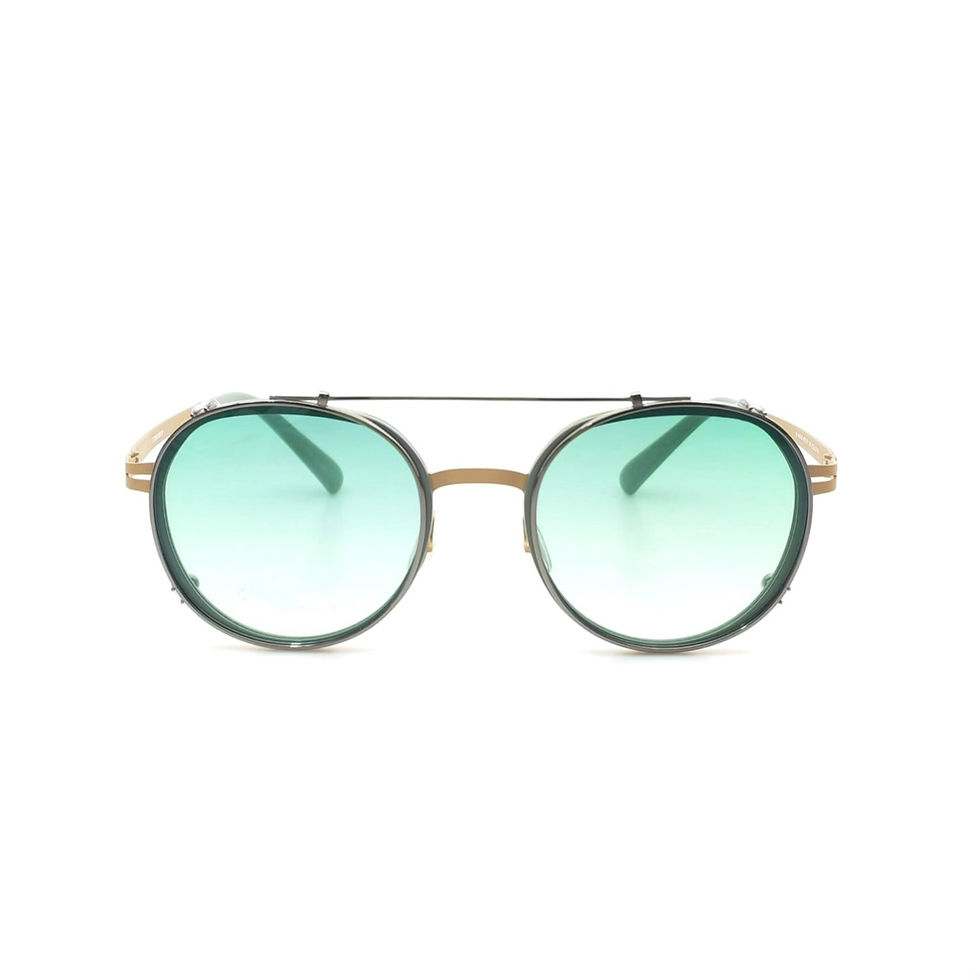 斜角拍攝 Evana 輕量純鈦鏡框與外掛太陽鏡片結合正面展示。