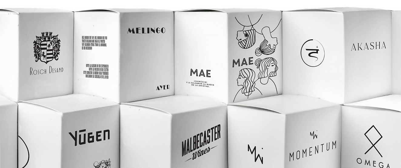 Cajas blancas apiladas con logotipos en negro de marcas de vinos premium de CrowdFarming.Wine, listas para vender.