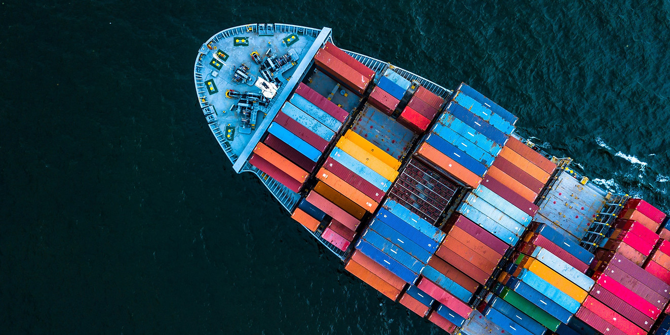 Barco de carga transportando contenedores de exportación, parte de la logística de ventas y de marcas de vinos premium