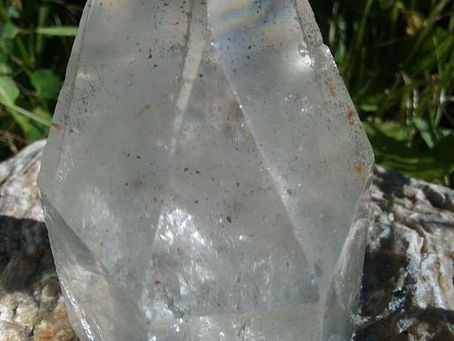 Sina oled valgus, ütleb Päike mu laupa puudutades.
Sul on kõik värvid...