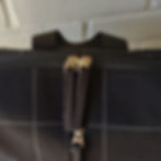 Mochila Leve - estampa square preta detalhe do zíper da abertura principal