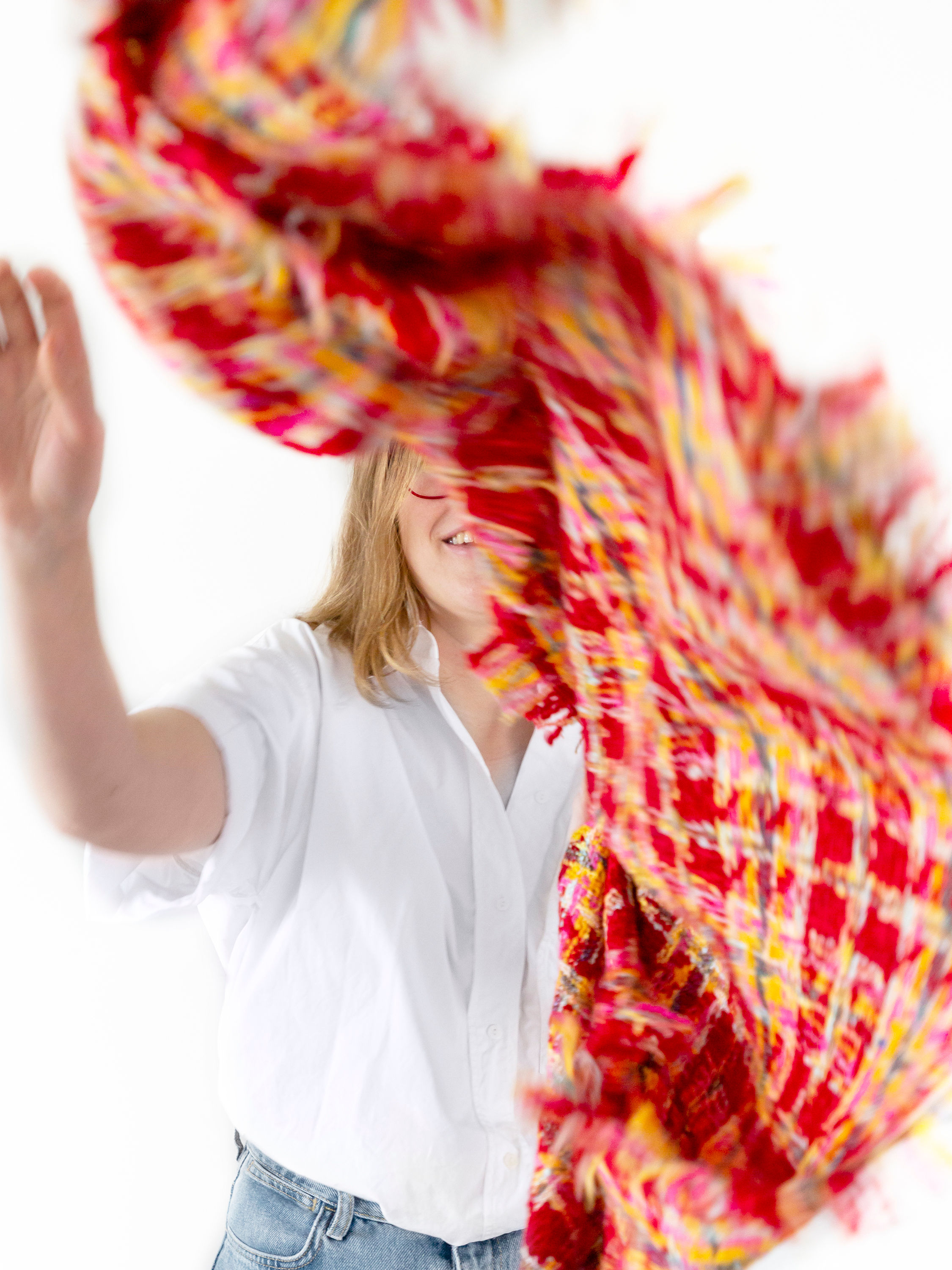 zwierige, kleurrijke rode en gele sjaal