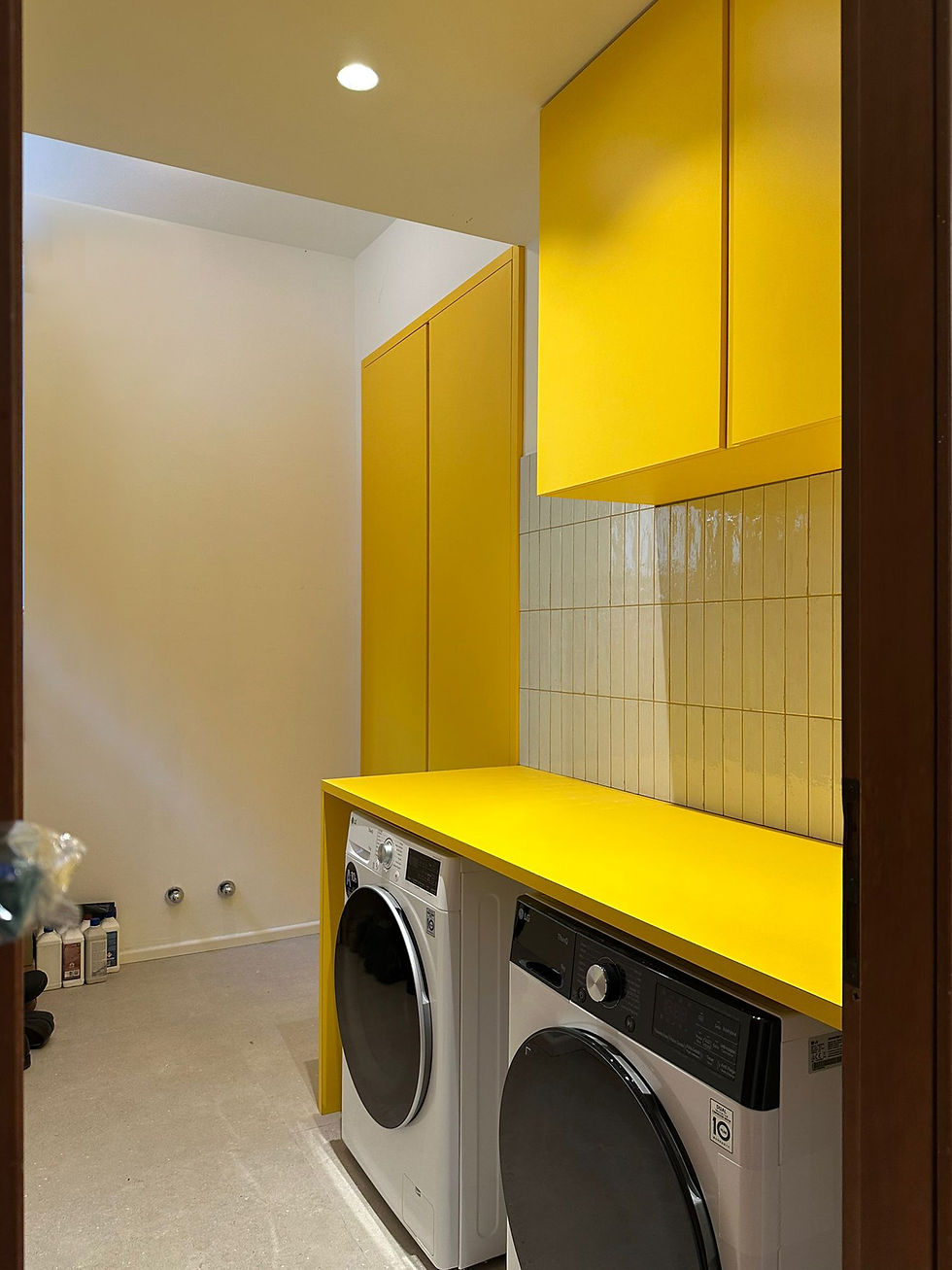 un locale lavanderia tutto giallo