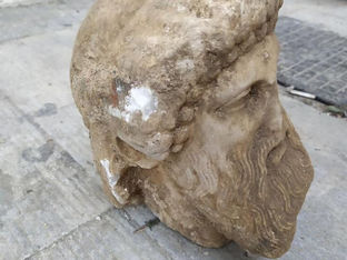 Η αρχαία κεφαλή της οδού Αιόλου και ο ακρωτηριασμός των “Ερμών”