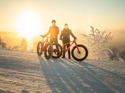 Join our group ride on Mondays, Wednesdays and Fridays with us on electric assisted wide tyre bikes to the top of Ounasvaara hill and follow your guide through the magical snowy white trails.