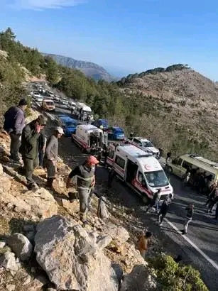 İşçi servisi uçurumdan yuvarlandı; 3 ölü 11 yaralı