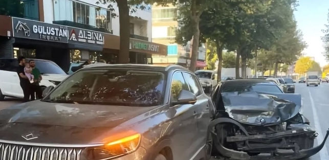 Sosyal medya Konya'daki bu kazayı konuşuyor! Togg’a çarpan BMW pert oldu