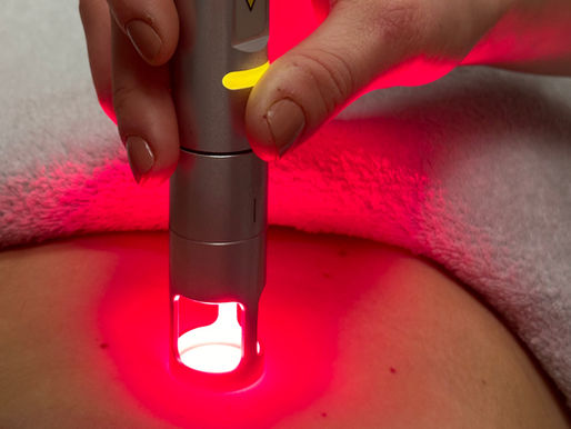 Zistite, ako funguje laserová terapia, pri akých problémoch pomáha a prečo je jednou z najefektívnejších metód regenerácie a úľavy od bolesti. Bez ihiel, liekov a vedľajších účinkov.