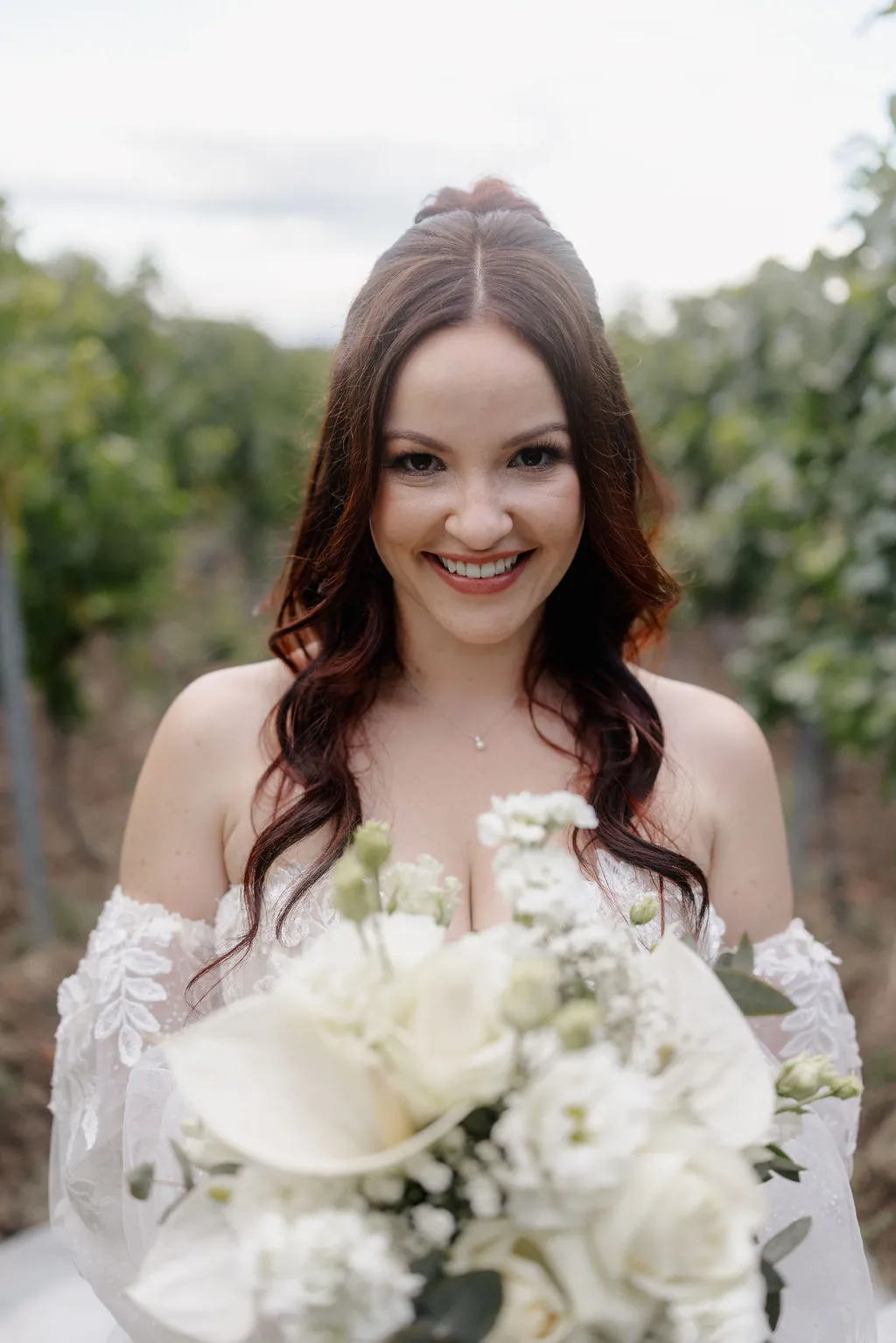 Hochzeitsfotograf Kerim Kelmendi Hochzeit Morrhof Braut Portrait im Weinberg mit Brautstra