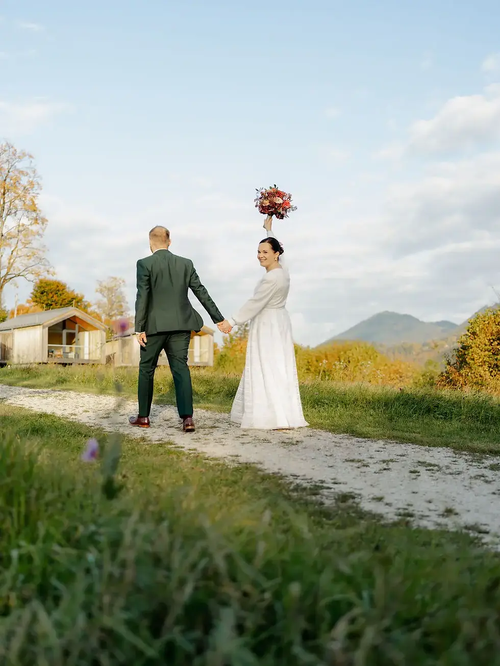 Hochzeitsfotograf Kerim Kelmendi Hochzeit Kulturhof Stangass Berchtesgaden Brautpaar geht 