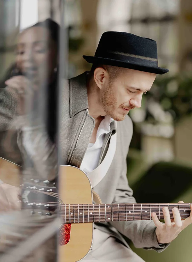 Gitarrist der Hochzeitsband Listen2 spielt Gitarre im Morrhof
