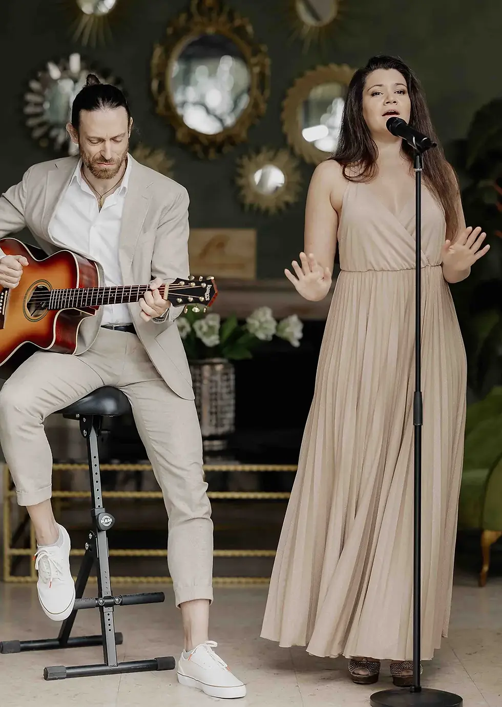 Hochzeitsmusiker der Band Listen2 spielen zur Hochzeit