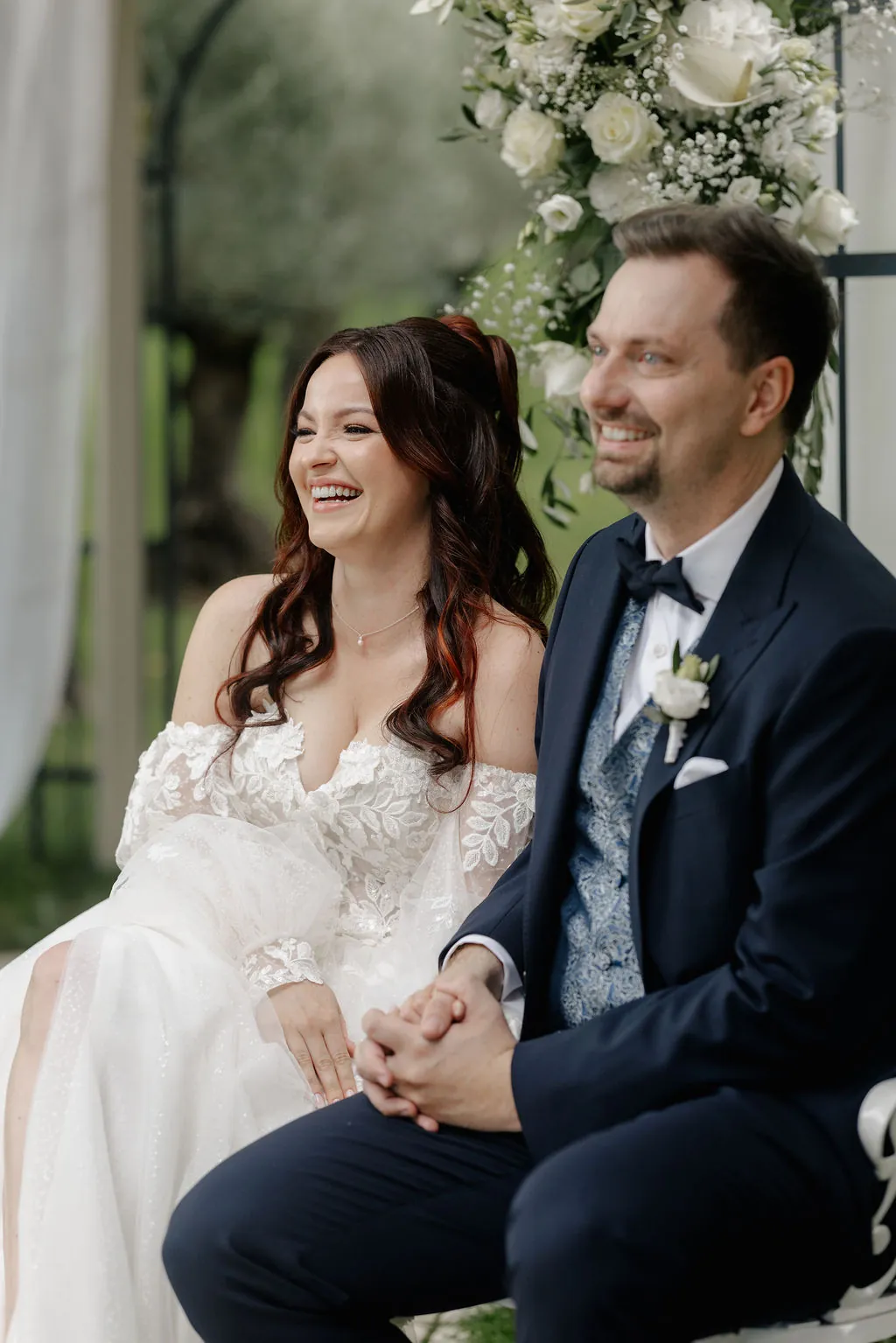 Hochzeitsfotograf Kerim Kelmendi Hochzeit Morrhof Brautpaar haelt Haende und lacht beim Si