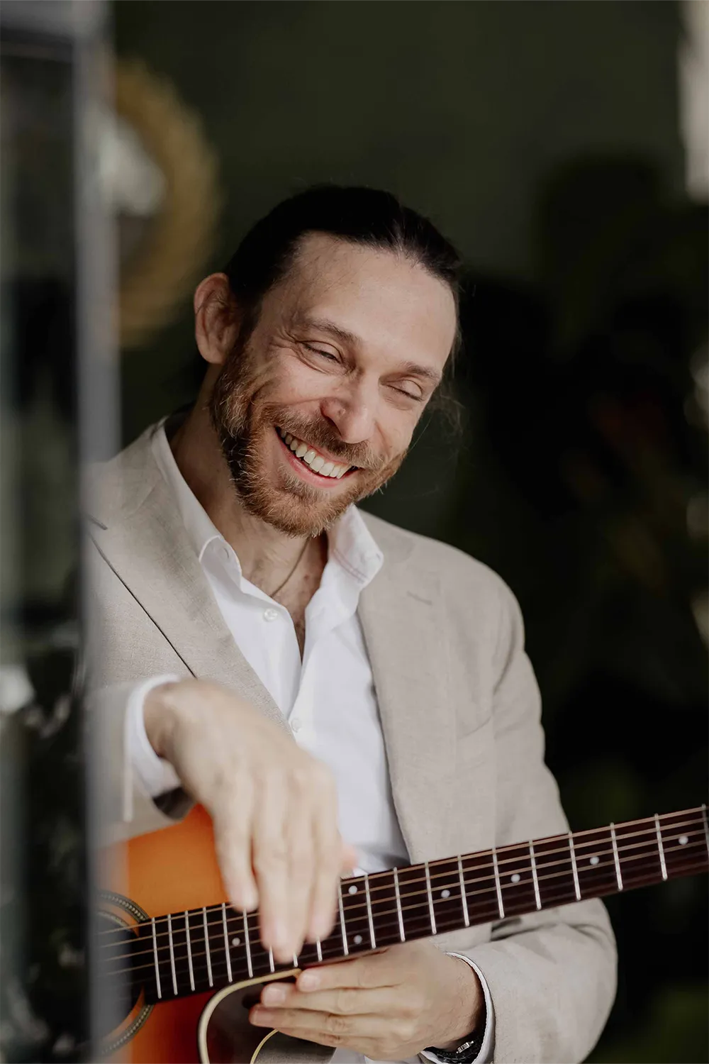 Gitarrist der Weddingband Listen2
