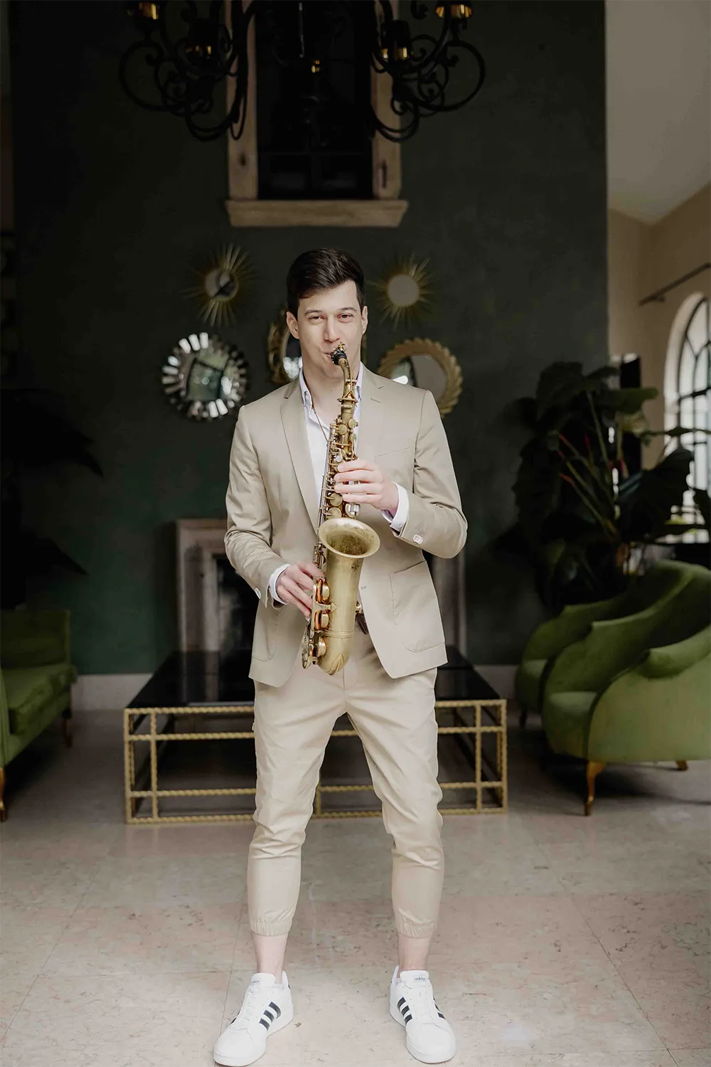Saxophonist der Band für Hochzeiten im Morrhof zum Sektempfang