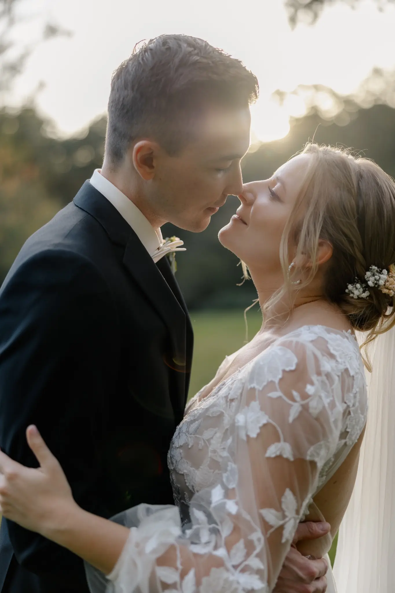 Braut und Bräutigam stehen sich nah vor einem Sonnenuntergang Hochzeitsfotograf Kerim Kelm