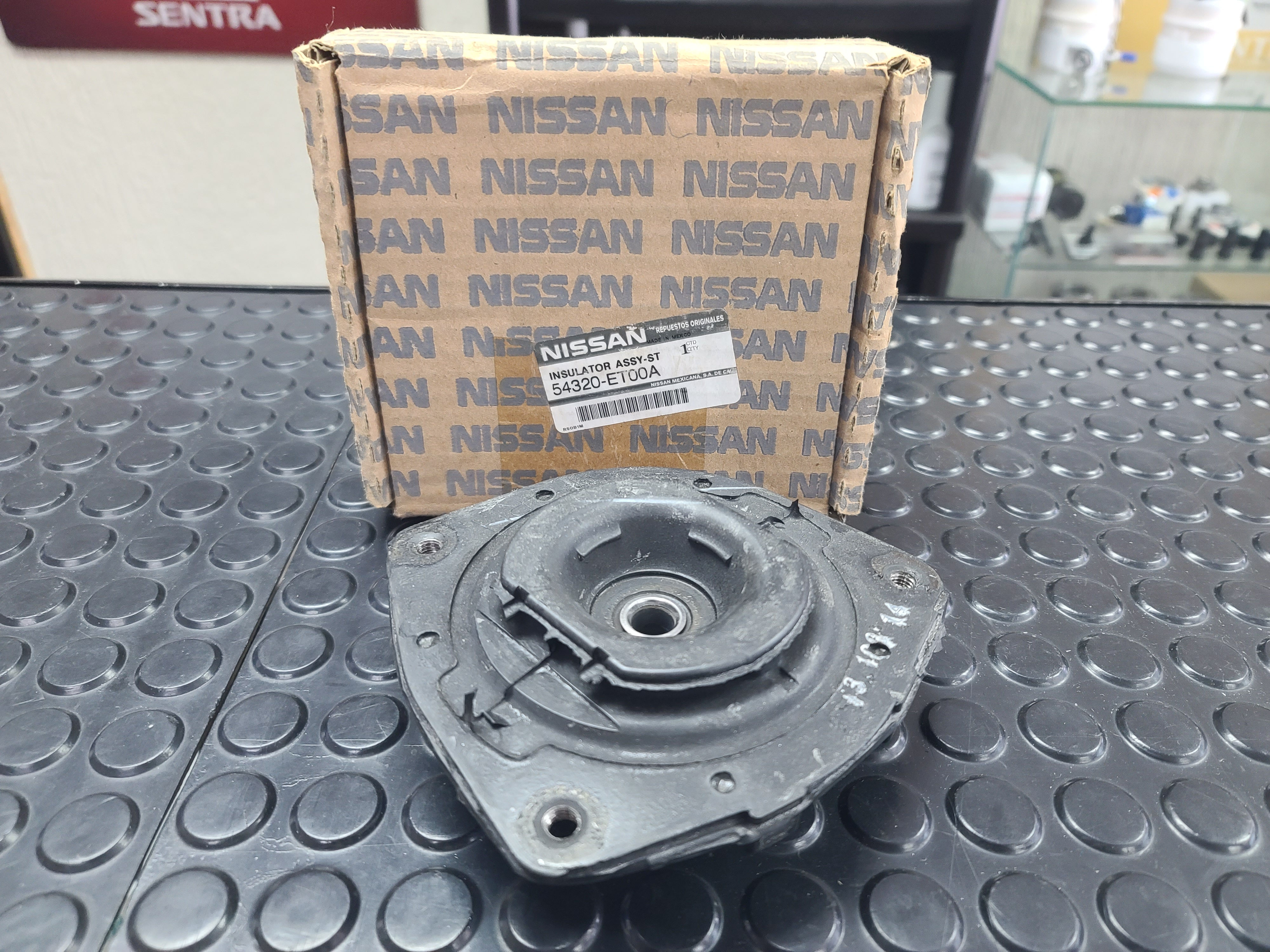 Base de Amortiguador Delantero Derecho Original Sentra B16