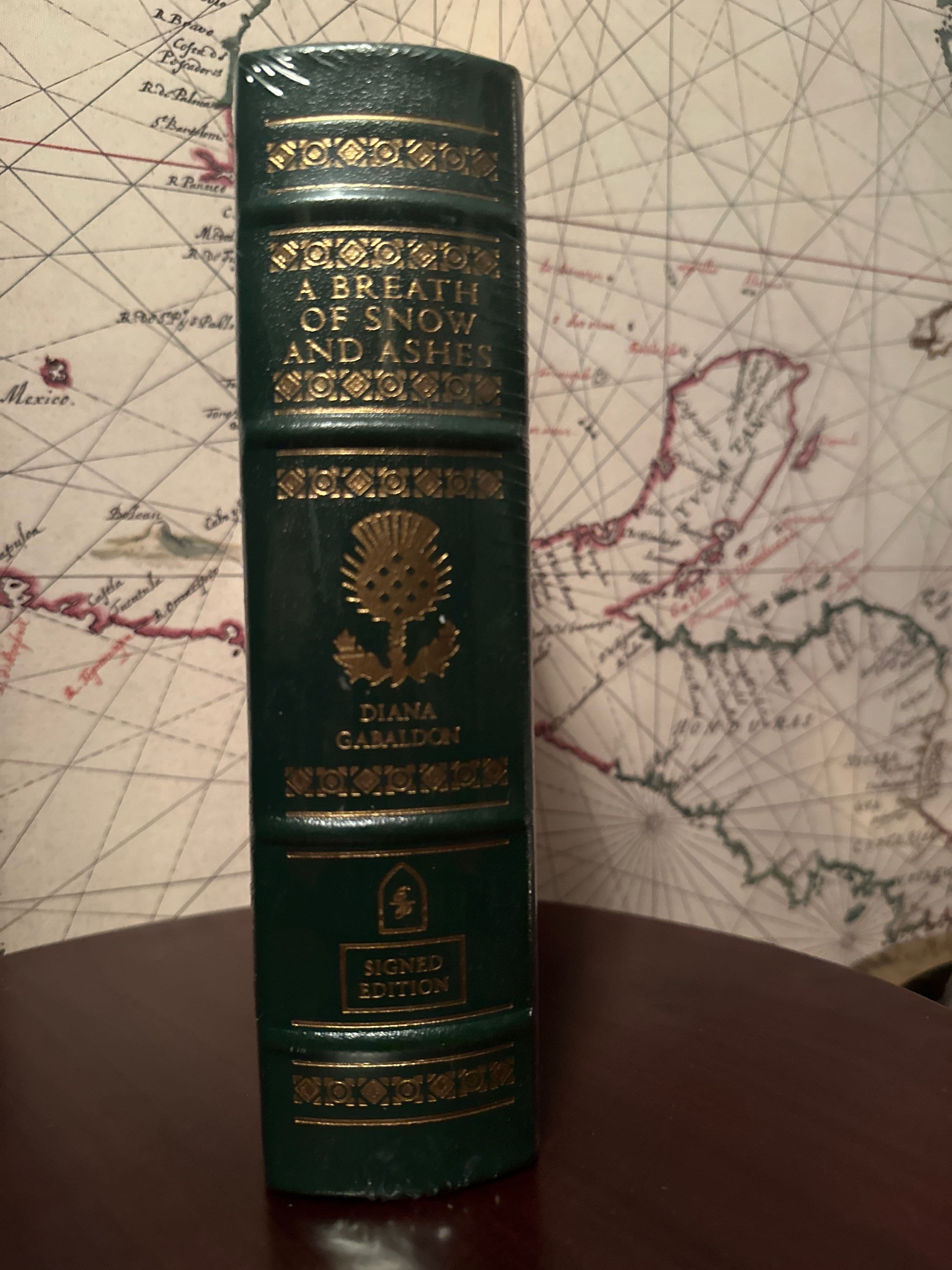 A Breath of Snow and Ashes (Signed, Sealed) - Diana Galbadon