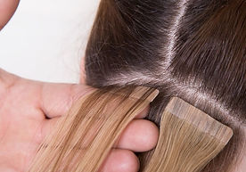 Tape-In Extensions sind mit flachen Klebestreifen versehen, die nahtlos in das natürliche Haar eingefügt werden. Ideal für Frauen mit dünnem Haar, da sie das Haar nicht beschweren.