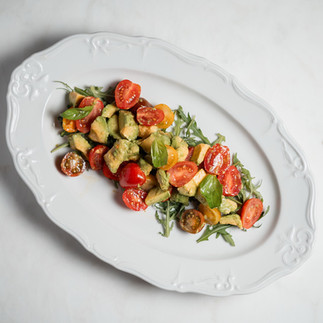 Glutenfreies Gericht schön angerichtet - Salat mit Tomaten und Avocado