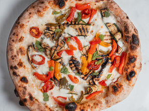 Köstliche glutenfreie Pizza mit frischen Zutaten auf einem Teller