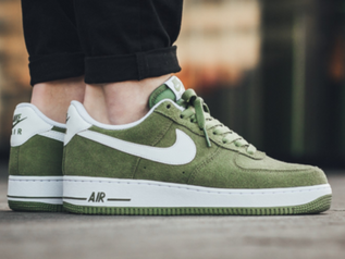 现今时常顶端的橄榄绿！NIke 新推出的Nike Air Force 1 Low "PALM GREEN"！喜欢橄榄绿的朋友怎么能够错过！