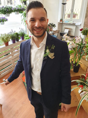 Bottoniera dello sposo Victor con rosa nera e viburno bianco, coordinata al bouquet ventaglio di Il Fiorista di Mauro Barcellini – Lago Maggiore.
(Groom Victor’s black rose and white viburnum boutonnière, matching the fan bouquet by Il Fiorista di Mauro Barcellini – Lake Maggiore.)