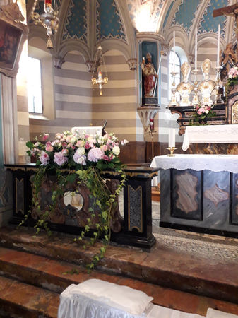 Composizione floreale con ortensie rosa, rose avorio ed edera sul leggio laterale della chiesa per il matrimonio di Carla & Marco, realizzata da Il Fiorista di Mauro Barcellini.
(Pink hydrangea and ivory rose floral arrangement on the church lectern for Carla & Marco’s wedding by Il Fiorista di Mauro Barcellini.)