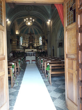 Allestimento floreale interno della chiesa per il matrimonio di Carla & Marco, con rose avorio e ortensie rosa realizzato da Il Fiorista di Mauro Barcellini.
(Church interior floral decoration for Carla & Marco’s wedding with ivory roses and pink hydrangeas by Il Fiorista di Mauro Barcellini.)