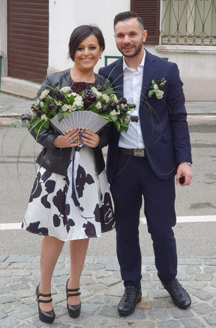 Francesca e Victor con bouquet ventaglio di rose nere e cristallo Swarovski, creazione floreale di Il Fiorista di Mauro Barcellini sul Lago Maggiore.
(Francesca and Victor with a black rose fan bouquet and Swarovski crystal, floral creation by Il Fiorista di Mauro Barcellini – Lake Maggiore.)