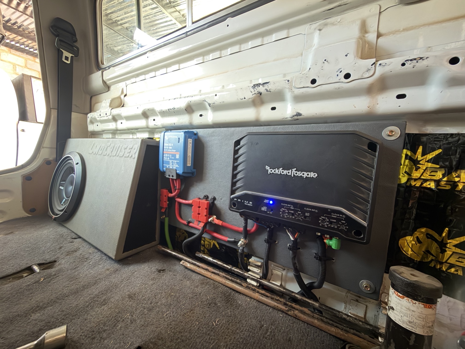 Vehicle audio amplifier installation