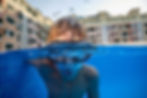 Criança com máscara nadando em uma piscina bem cuidada graças as dicas do BRcondominio