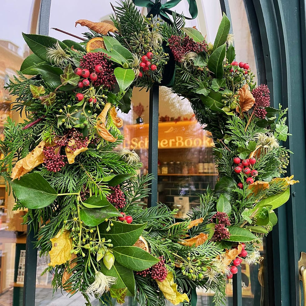 Atelier couronne de porte à l’esprit botanique – Féérie de Noël avec Moments Fleurs