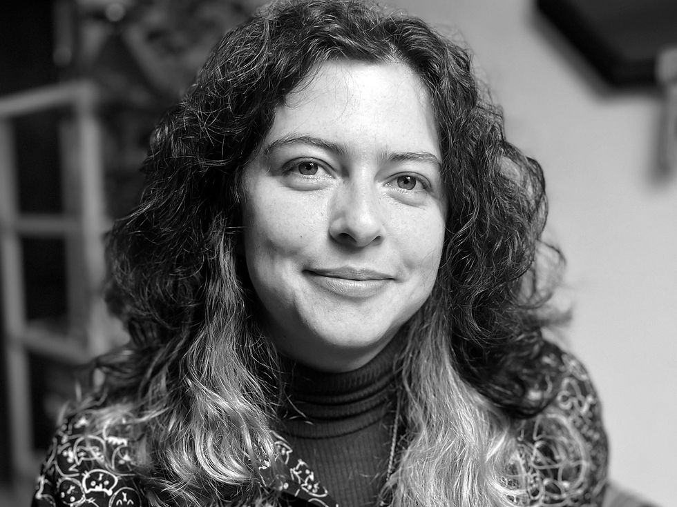 Teammitglied in lila Pullover lacht