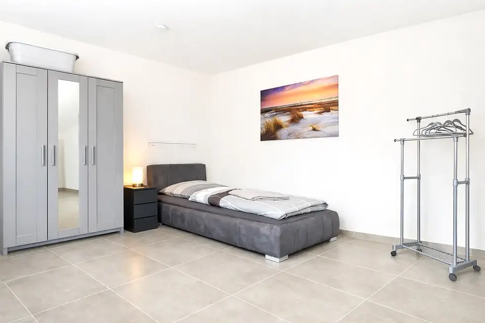 Modernes Monteurzimmer in Straubing mit Kleiderschrank