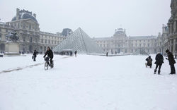 Le Louvre sous la neige.jpg
