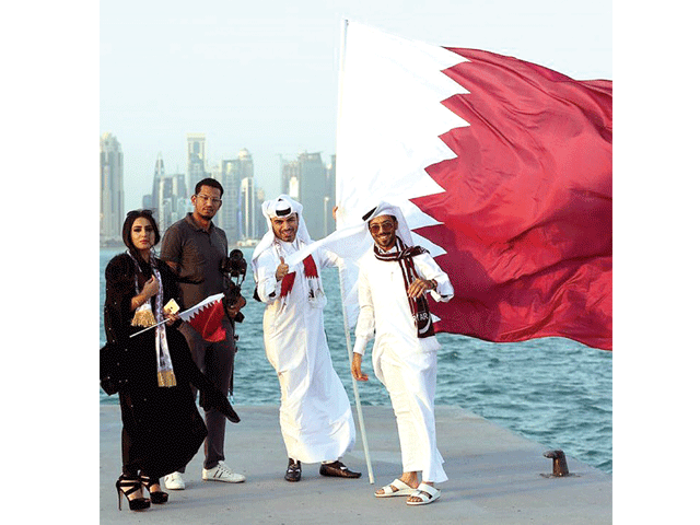 :بمشاركة فنانين وإعلاميين من قطر والخليج .. علي حسين
 روضة ورود أغنية جماعية في حب الوطن