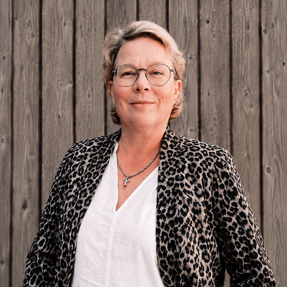 Christiane Domino vor Holzplanken.png