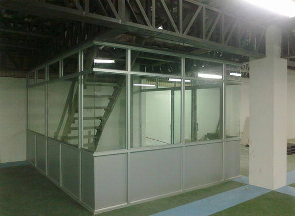 mampara de vidrio y alucobond