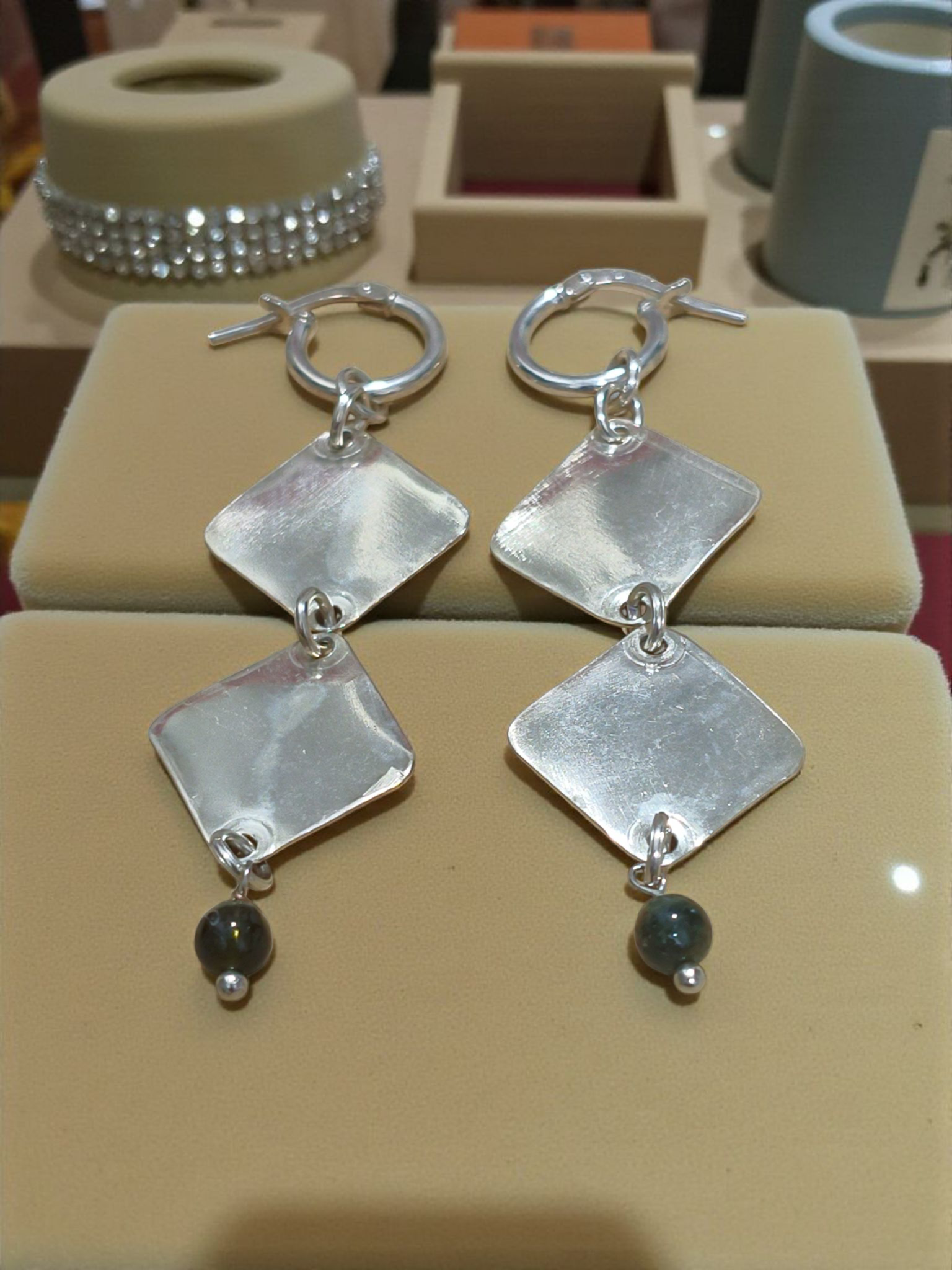 ג'יפסי קטן מעוניינים וחרוז שחור