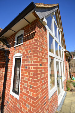 Shamley Green, Nye Saunders