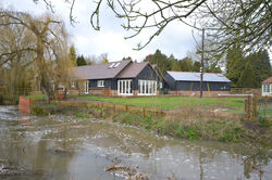 Farnham, Nye Saunders