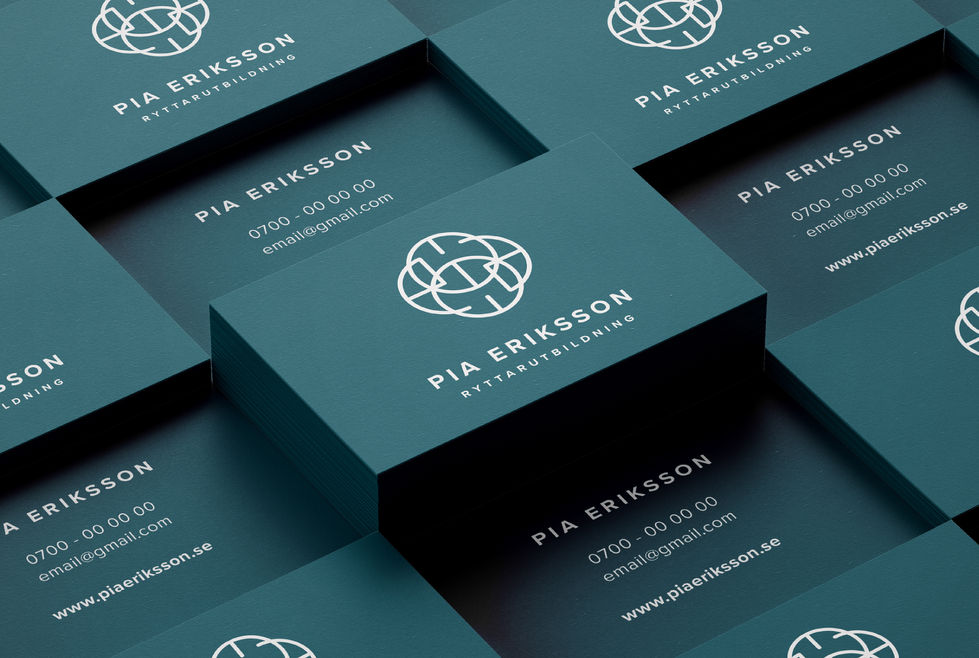 Pia Erikssons logotyp placerad på visitkort