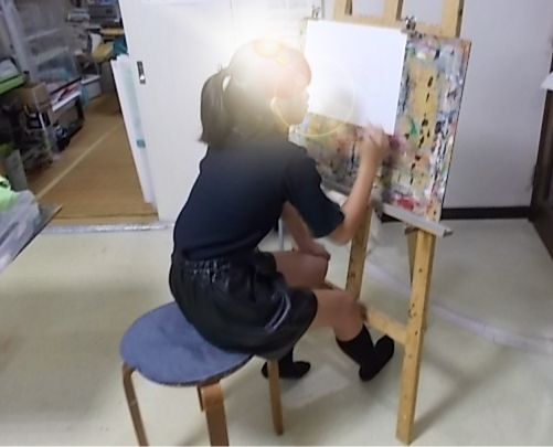 小学4年生がイーゼルで描く様子