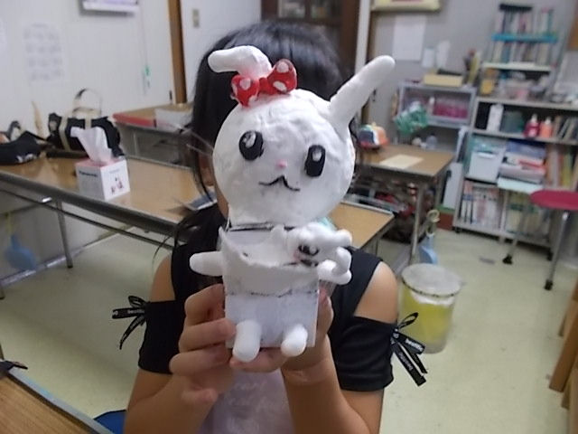 小学2年生が作った白いウサギの貯金箱