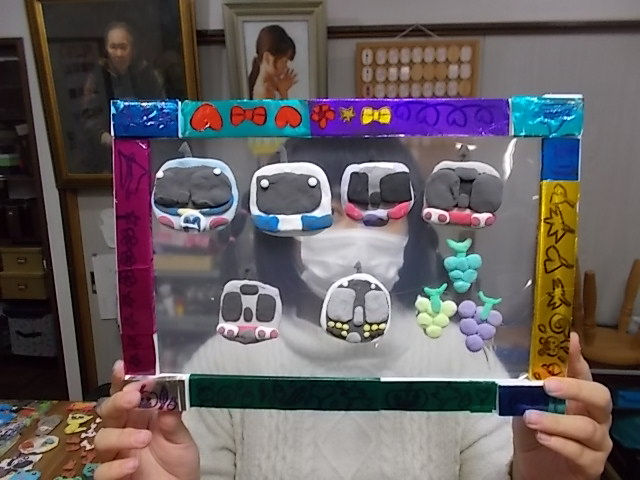 紙粘土で作った電車を配した工作